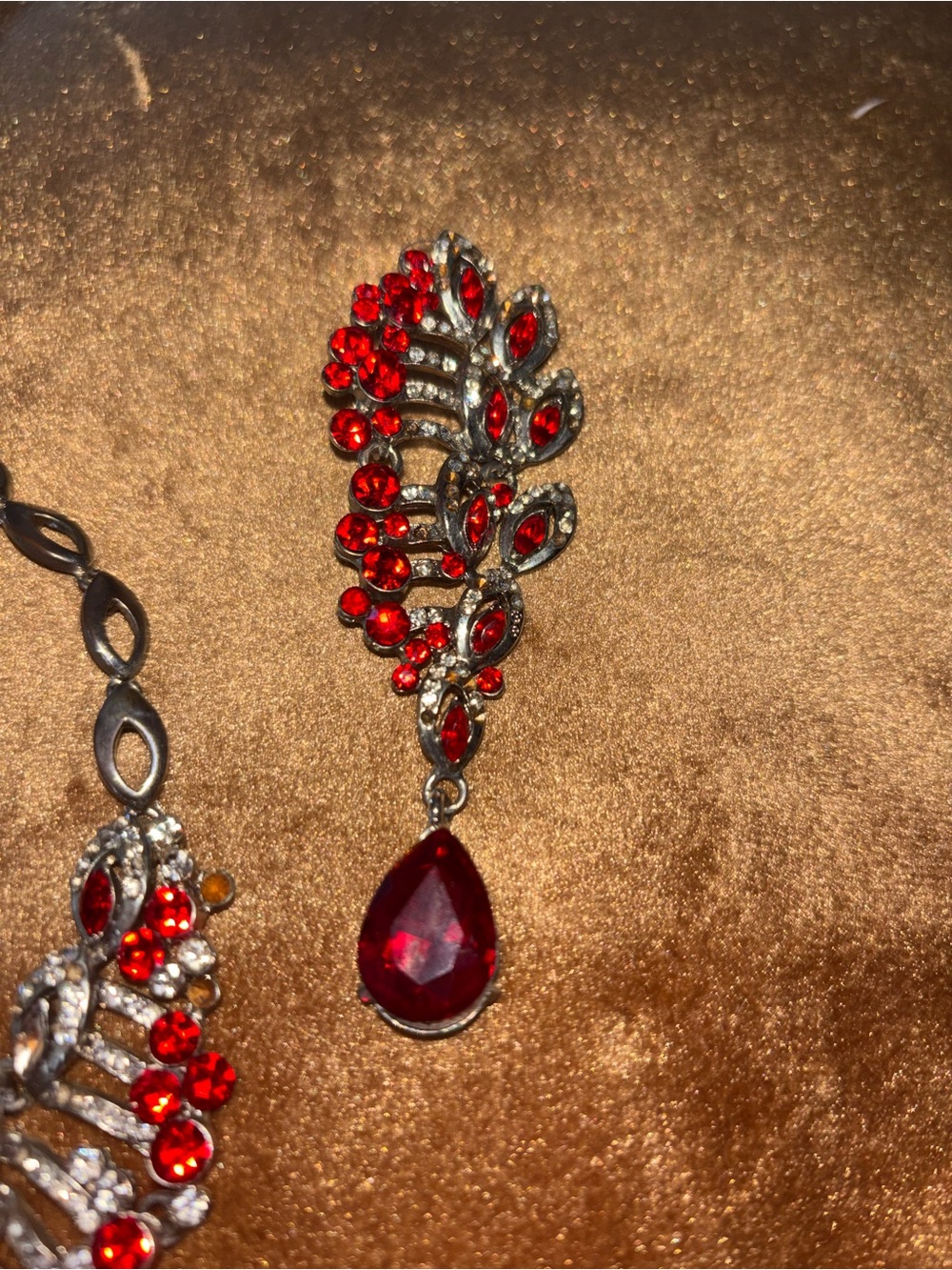 Red and clear rhinestones necklace and earrings set - Picture 7 of 7